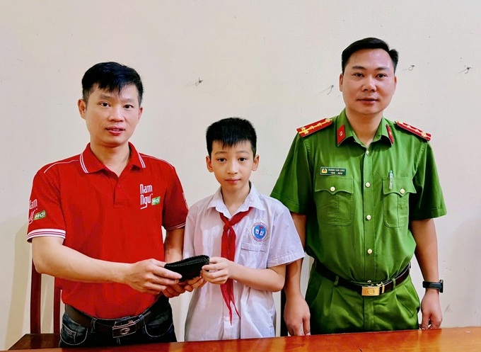 Công an xã Yết Kiêu: Nhanh chóng xác minh, giúp công dân trả lại đồ cho người đánh mất